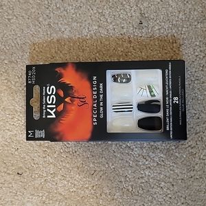 Kiss Medium Halloween Glow In The Dark Press On Nails With Nail Glue